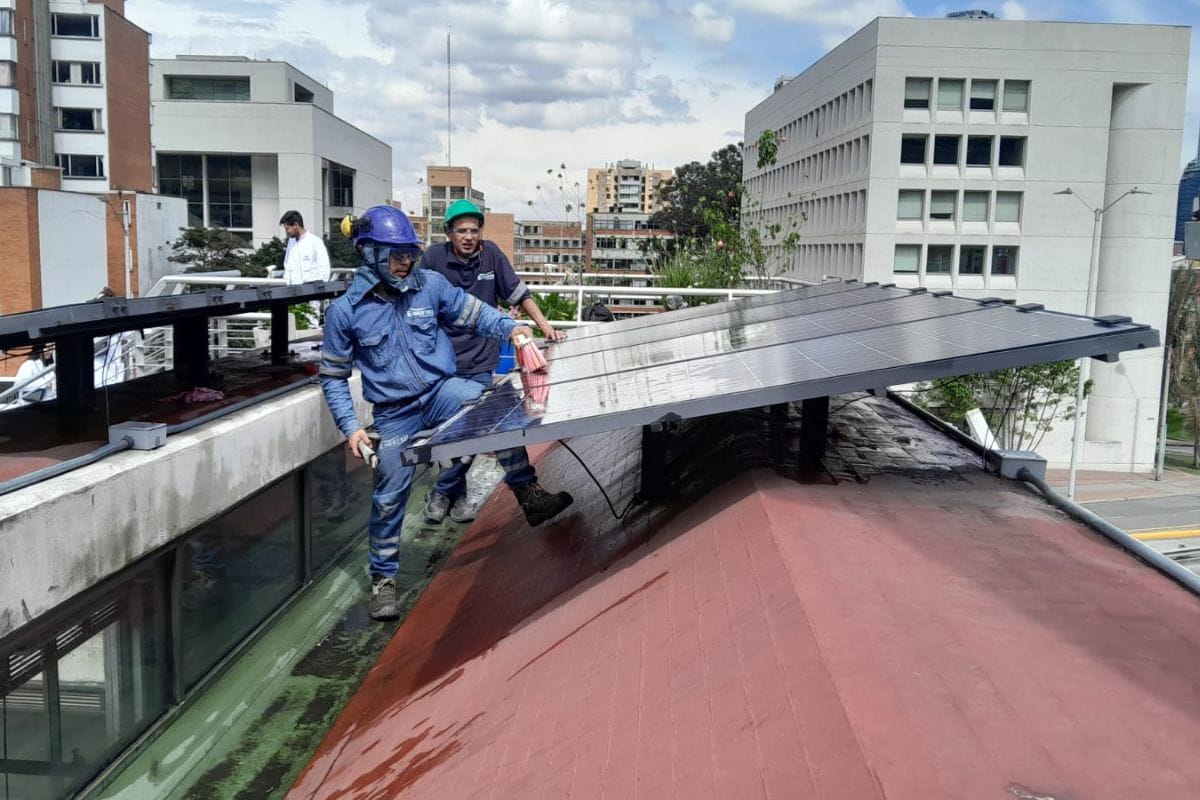 Paneles solares en techo industrial